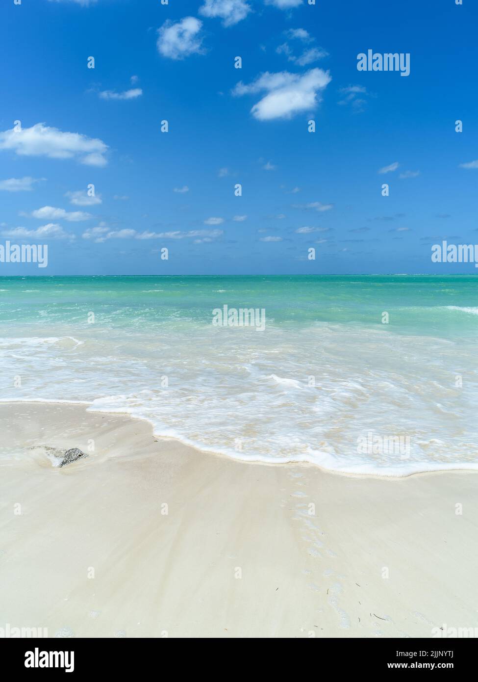 Plage cubaine, ciel bleu, eaux des Caraïbes, sable blanc Banque D'Images