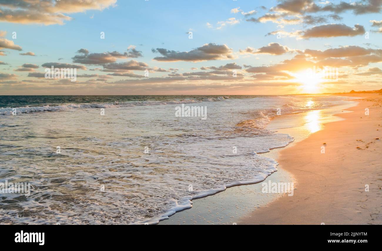 belle plage des caraïbes au lever du soleil Banque D'Images