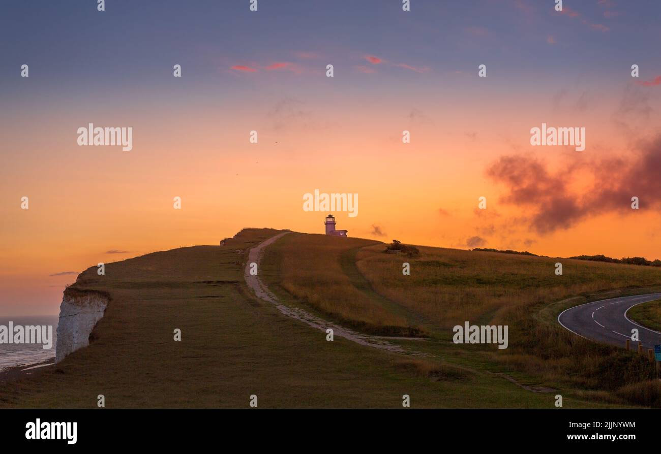 Coucher de soleil sur le phare Belle Tout à Beachy Head, East Sussex Banque D'Images