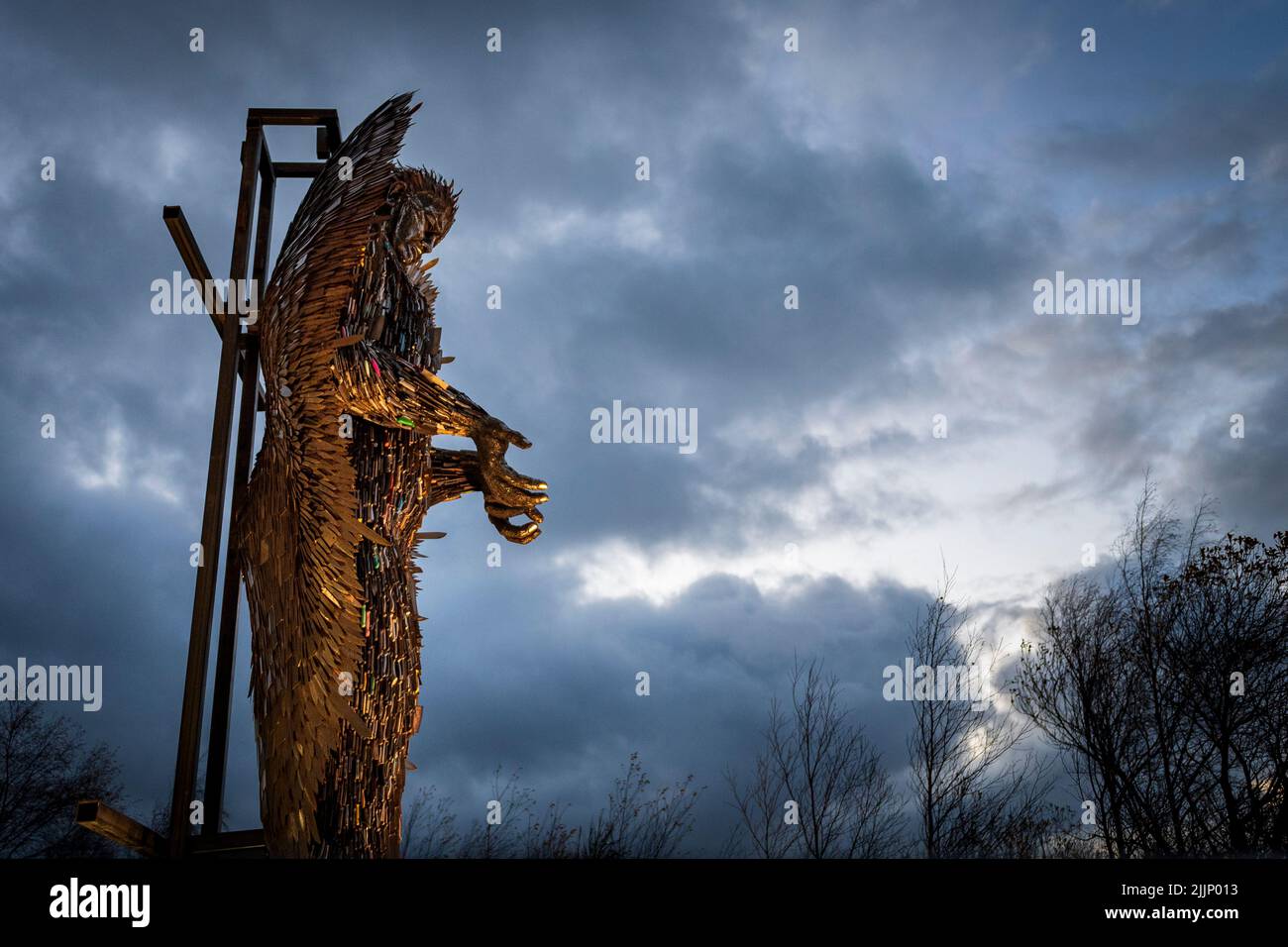 La statue de l'Ange des couteaux, faite de couteaux remis par des amnisties au Royaume-Uni, souligne le niveau des armes qui ont été utilisées dans les agressions Banque D'Images