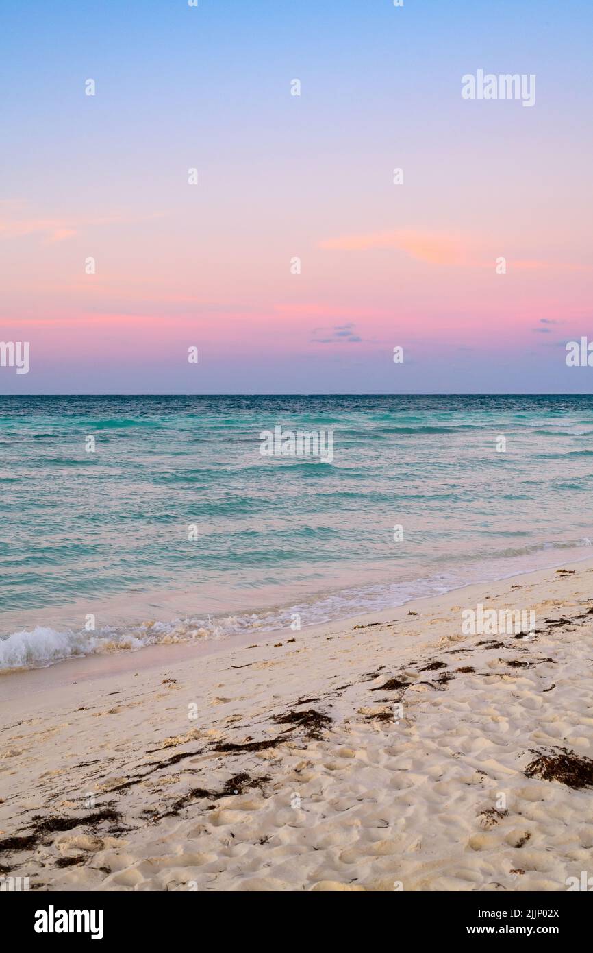 Coucher de soleil sur la plage cubaine avec ciel coloré Banque D'Images