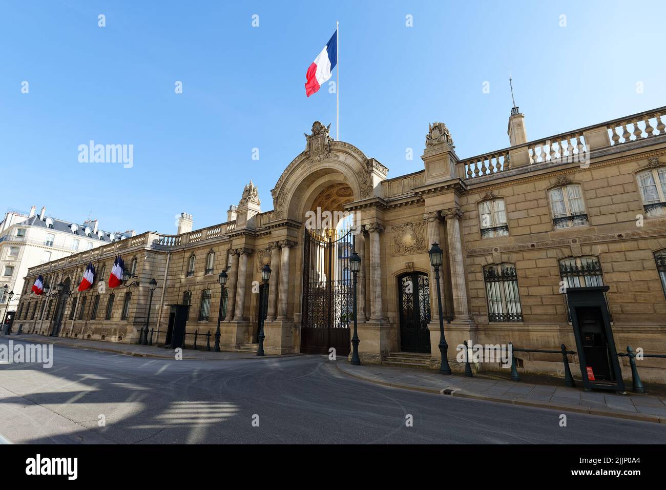 Vue sur la porte d'entrée de l'Elysée Palace décorée de drapeaux nationaux. Elysee Palace - résidence officielle du Président de la République française depuis Banque D'Images