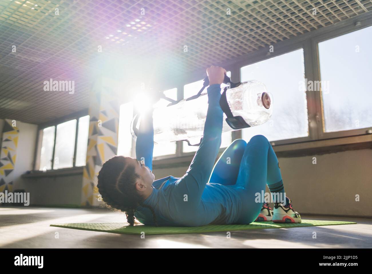 un instructeur de fitness montre des exercices modernes Banque D'Images