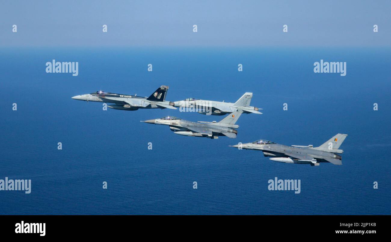 220725-N-NO874-1033 MER MÉDITERRANÉE (25 juillet 2022) F/A-18E Super Hornets, attachés à l'escadre aérienne Carrier 1 (CVW-1) et à la Force aérienne belge F-16s, volent en formation au-dessus de la Mer Méditerranée, au 25 juillet 2022. Le groupe de grève des transporteurs Harry S. Truman est en cours de déploiement prévu dans la zone d'opérations des Forces navales des États-Unis en Europe, employée par la Sixième flotte des États-Unis pour défendre les intérêts des États-Unis, des alliés et des partenaires. (É.-U. Photo de la Marine avec l'aimable autorisation du Strike Fighter Squadron 11) Banque D'Images