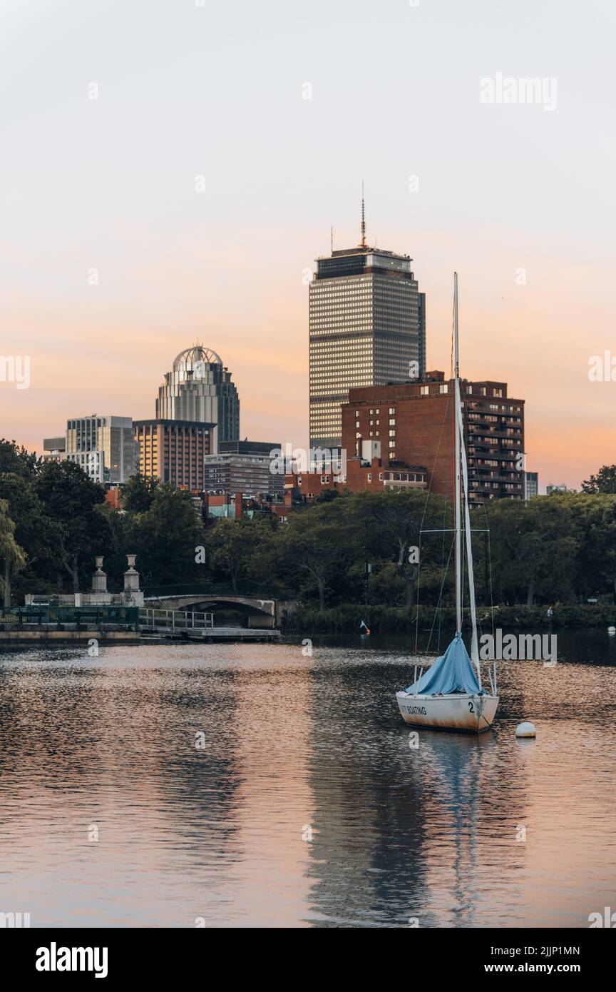 Plan vertical du bateau dans le lac contre les gratte-ciel de Boston. Banque D'Images