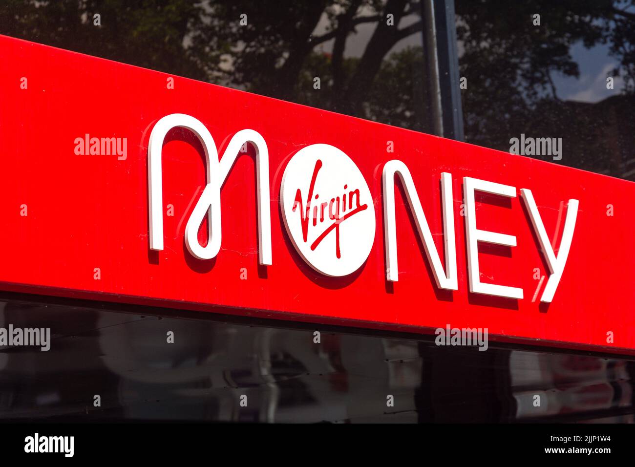 Logo de la succursale de Virgin Money UK Bank, St Peter's Street, St Albans, Hertfordshire, Angleterre, Royaume-Uni Banque D'Images