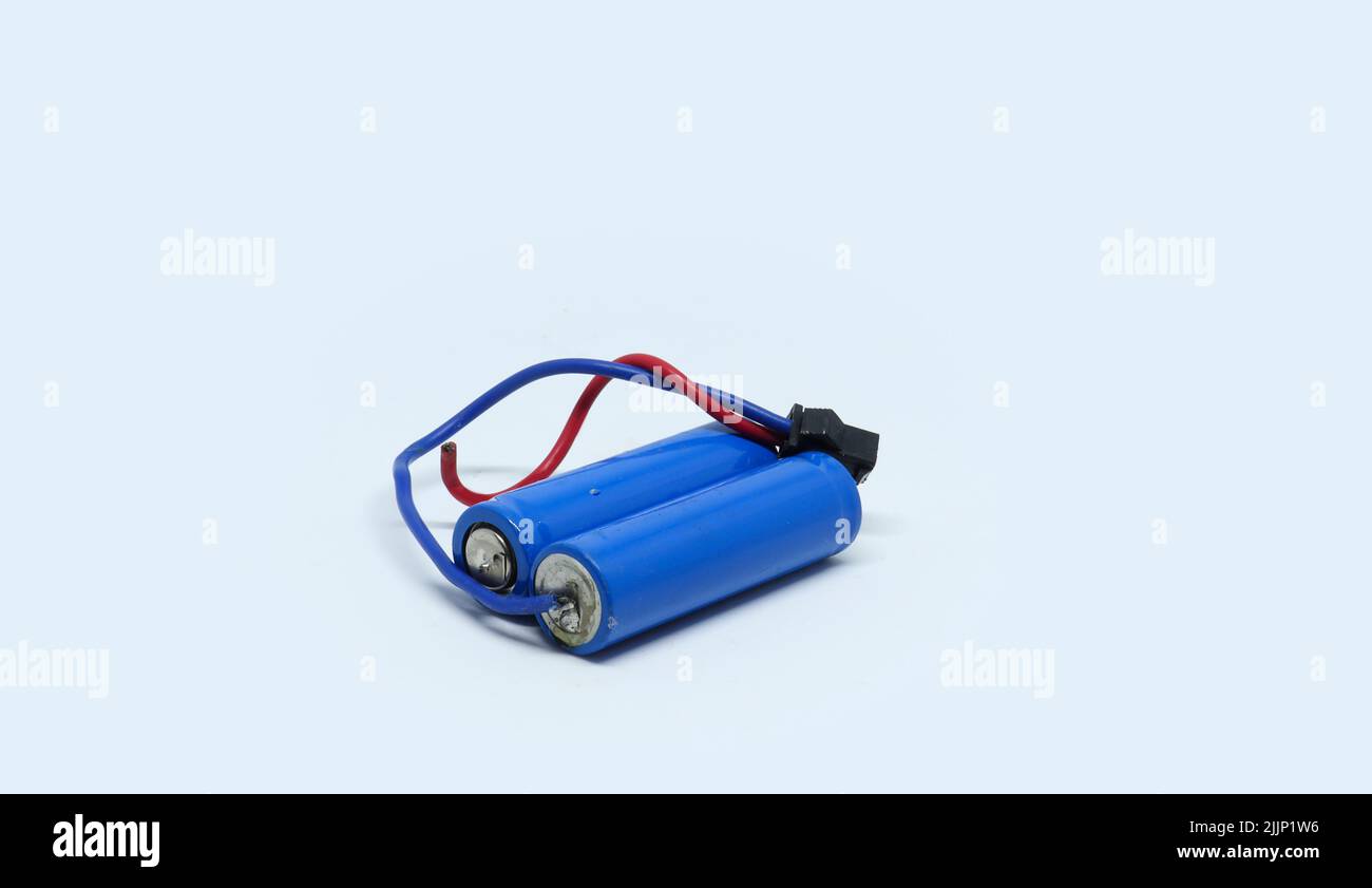 Une batterie bleu de voiture avec des fils isolés sur un fond blanc Banque D'Images