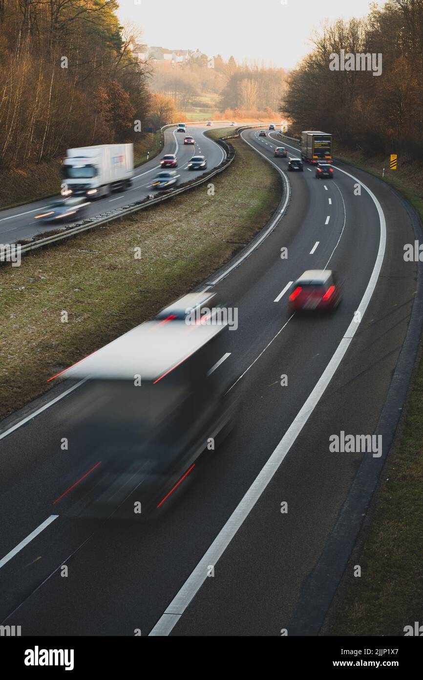 Une photo verticale en grand angle de voitures qui circulent sur une autoroute près de Giessen, Hessen, Allemagne Banque D'Images