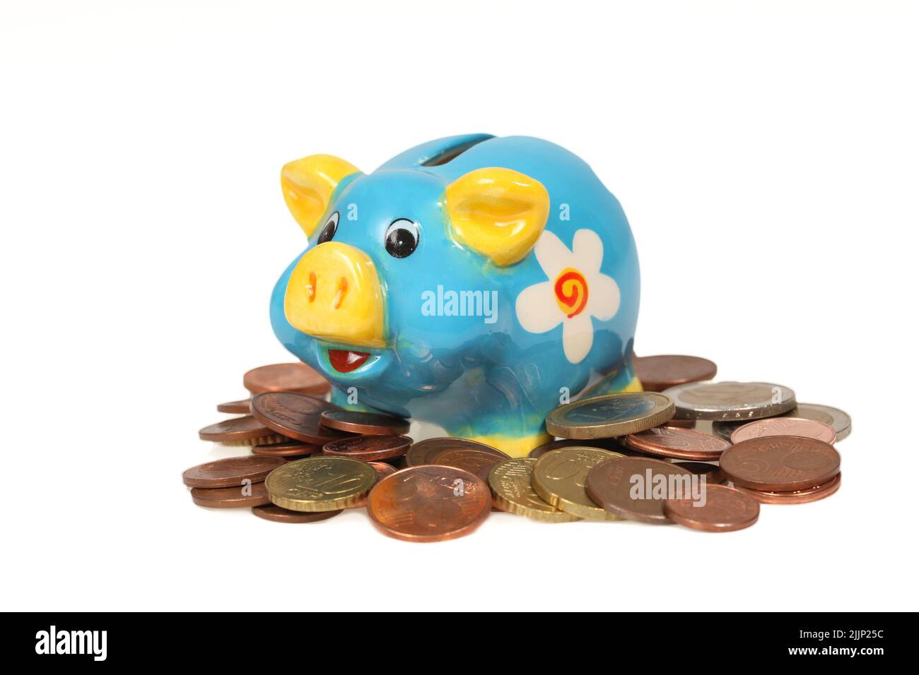 Une banque de pigeons chanceux sur le tas de pièces isolé sur fond blanc Banque D'Images