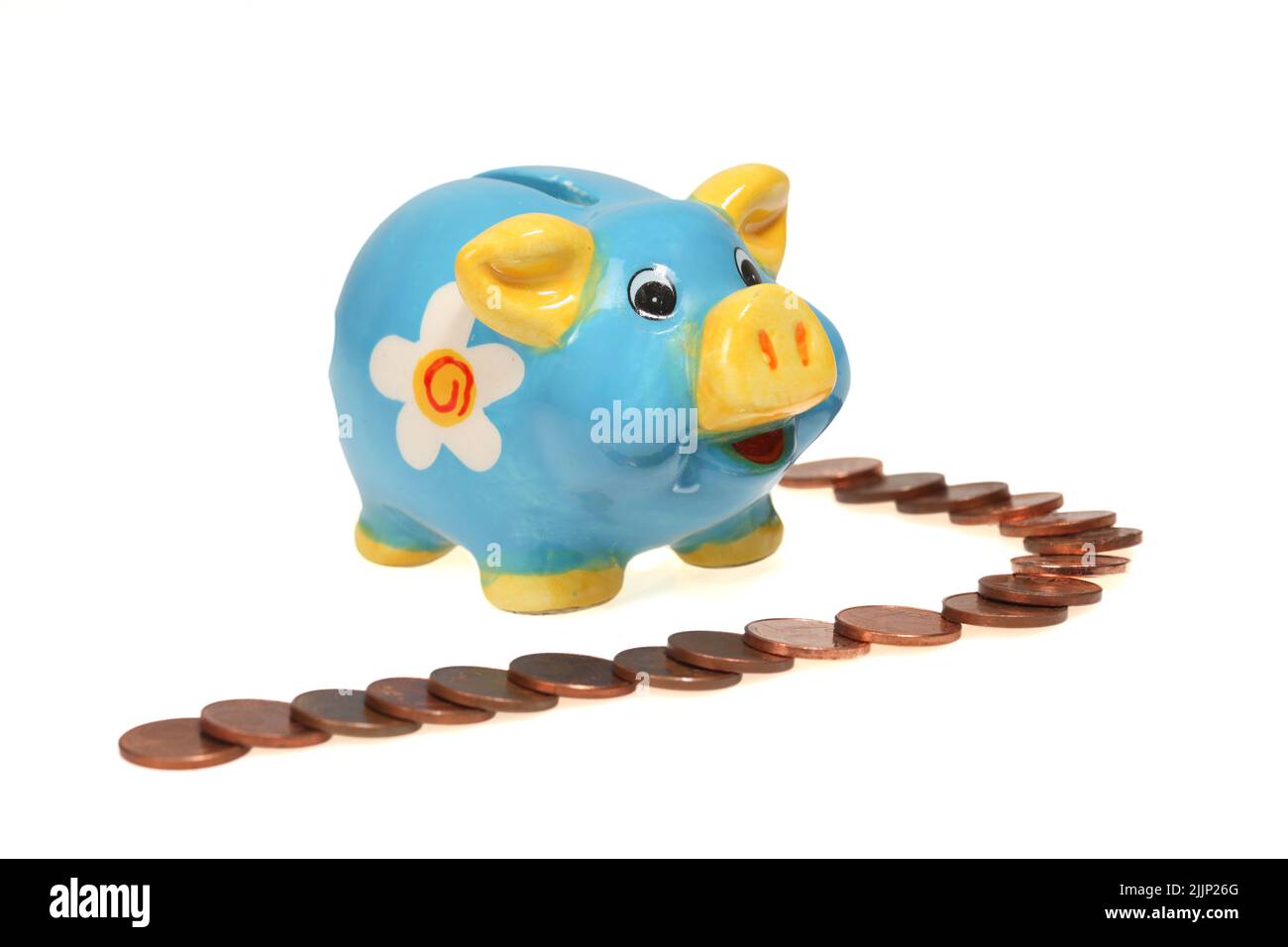 Une tirelire avec des pièces de monnaie sur fond blanc. Concept : économiser de l'argent Banque D'Images