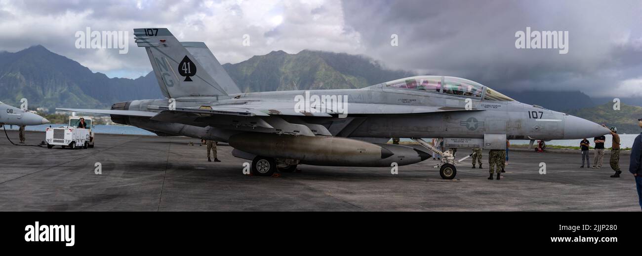 BASE DU CORPS MARITIME HAWAII, Hawaï (22 juillet 2022) Un super Hornet F/A-18F de la marine américaine, affecté au Strike Fighter Squadron 41 (VFA-41), subit des contrôles de système lors d'un exercice de naufrage (SINKEX) pendant la Rim of the Pacific (RIMPAC) 2022. Les forces militaires de RIMPAC ont tiré sur et coulé l'ex-USS Denver (LPD 9), 22 juillet, désaffecté, au cours d'un SIKEX pour acquérir la maîtrise des tactiques, le ciblage et le tir en direct contre une cible de surface en mer. Les récipients SINKEX sont soumis à un processus de nettoyage certifié, y compris l'élimination de tous les matériaux nocifs pour l'environnement, y compris les déchets, les matériaux flottants, le mercure et les liquides Banque D'Images