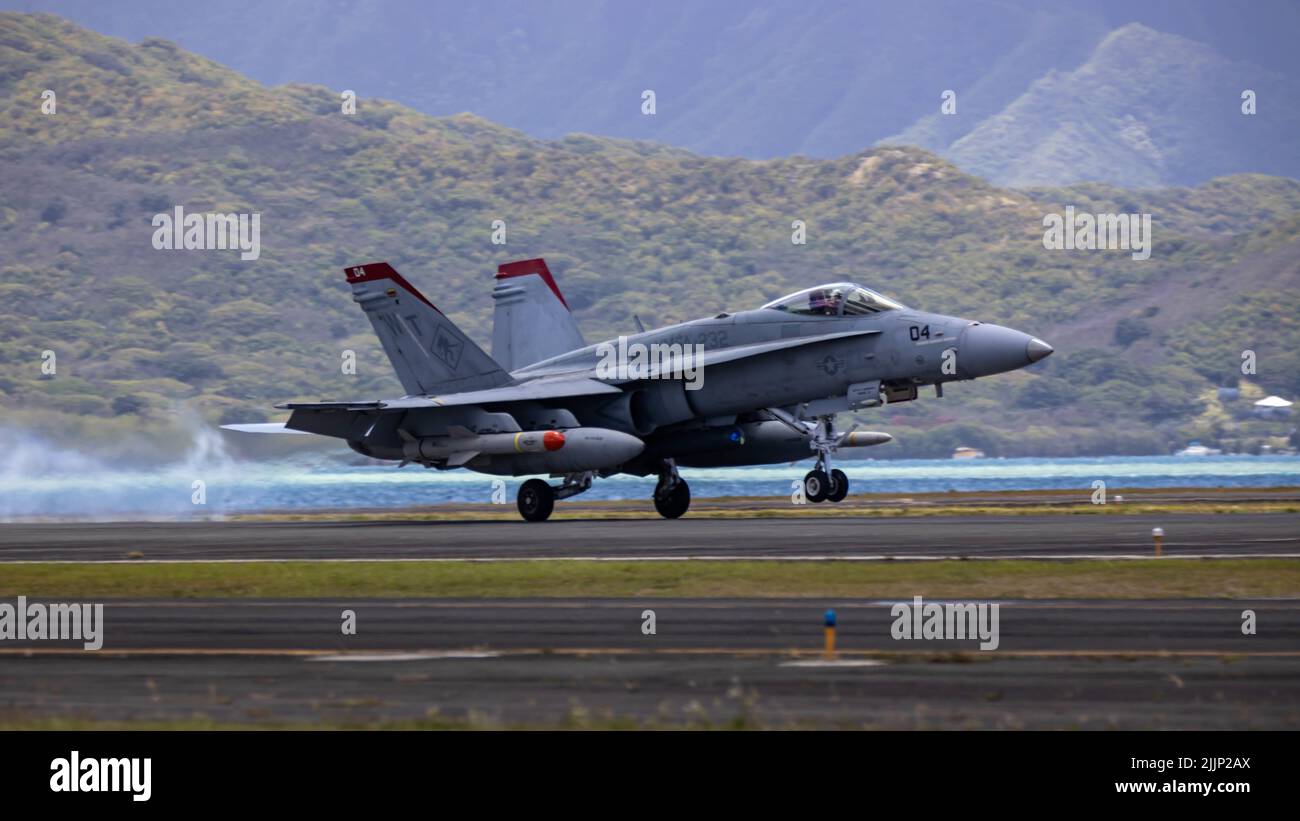 BASE DU CORPS MARITIME HAWAII, Hawaï (22 juillet 2022) un F/A-18, Hornet affecté à l'escadron d'attaque de chasseurs marins 232, Force opérationnelle aérienne marine 7, tiré sur l'ancien USS Denver (LPD9) 22 juillet, désaffecté, lors d'un exercice de naufrage (SINKEX) pour acquérir des compétences en tactique, ciblage, et des tirs vivants contre une cible de surface en mer. Les récipients SINKEX sont soumis à un processus de nettoyage certifié, y compris l'élimination de tous les matériaux nocifs pour l'environnement, y compris les déchets, les matériaux flottants, le mercure, le fluorocarbure et le pétrole. Vingt-six nations, 38 navires, trois sous-marins, plus de 170 avions et Banque D'Images