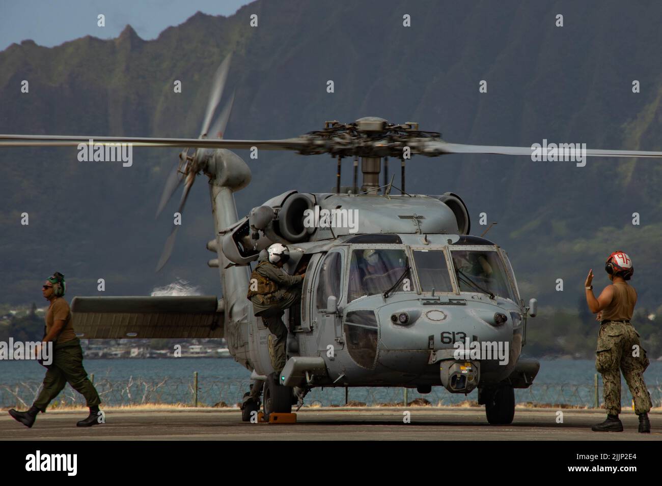 STATION AÉRIENNE DU CORPS MARITIME BAIE KANEOHE, Hawaï (22 juillet 2022) les marins de la marine américaine avec l'Escadron de combat en mer (HCS) 4, attaché à l'escadre aérienne Carrier (CVW) 2, participent à un exercice de puits (SINKEX) pendant la Rim of the Pacific (RIMPAC) 2022. Les forces militaires de RIMPAC ont tiré sur et coulé l'ex-USS Denver (LPD 9), 22 juillet, désaffecté, au cours d'un SIKEX pour acquérir la maîtrise des tactiques, le ciblage et le tir en direct contre une cible de surface en mer. Les récipients SINKEX sont soumis à un processus de nettoyage certifié, y compris l'élimination de tous les matériaux nocifs pour l'environnement, y compris les déchets, les matériaux flottants, m Banque D'Images