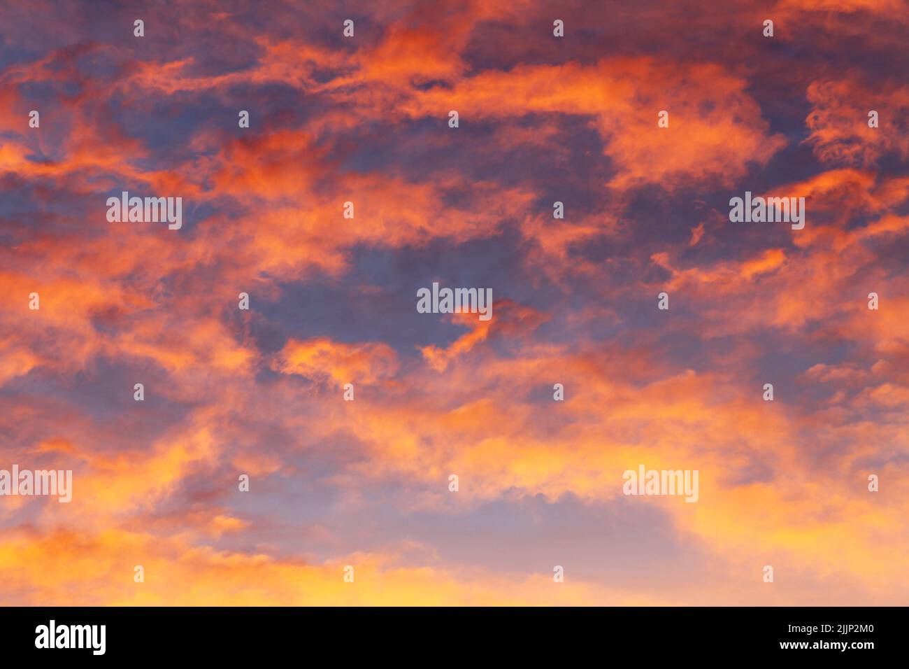 Un rouge vif nuages dans le ciel pendant le coucher du soleil Banque D'Images