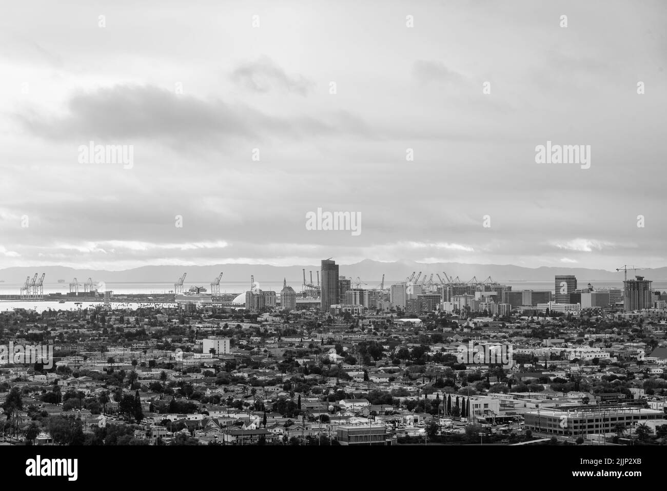 Une photo en niveaux de gris du paysage urbain et de long Beach, le port californien en arrière-plan Banque D'Images