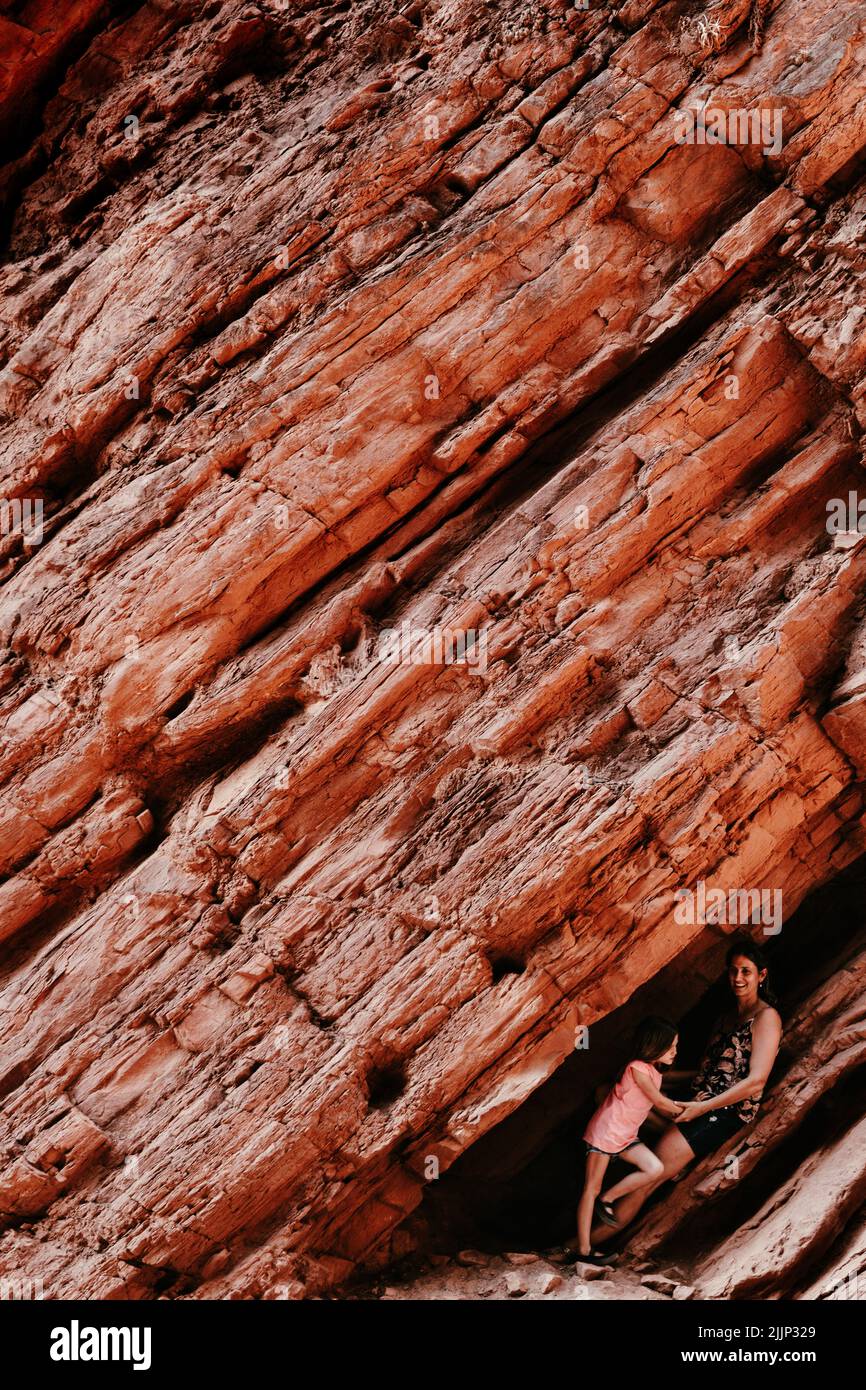 La femme avec son enfant dans le parc et l'amphithéâtre Red Rocks Banque D'Images