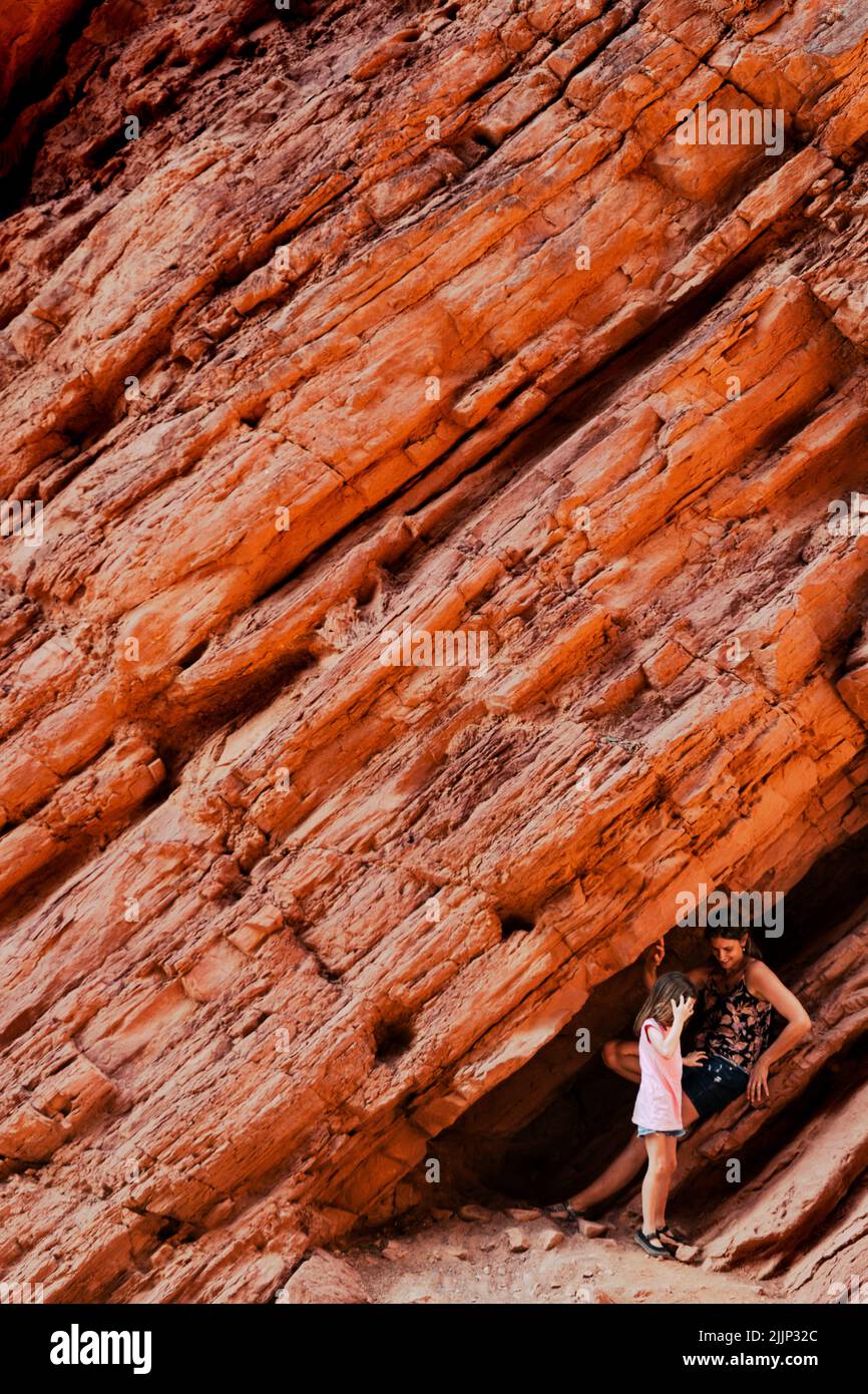 La femme avec son enfant dans le parc et l'amphithéâtre Red Rocks Banque D'Images