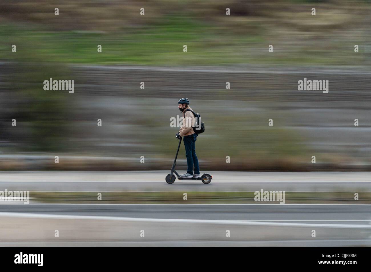 Santiago, Metropolitana, Chili. 26th juillet 2022. Un homme prend un scooter à Santiago, au Chili. (Credit image: © Matias Basualdo/ZUMA Press Wire) Banque D'Images