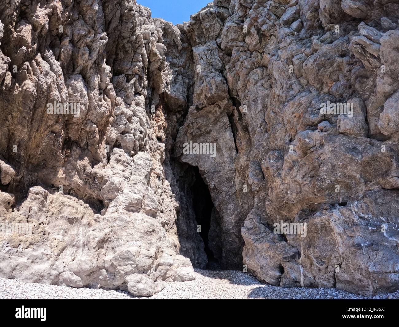 Grande grotte sur une plage de Traganou Banque D'Images