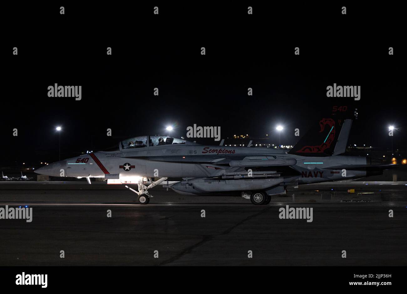 Un growler EA-18G de la Marine américaine affecté à la base aérienne de Whidbey Island, Washington, se prépare à partir de la base aérienne de Nellis, Nevada, 19 juillet 2022. Au cours des quinze dernières années, l'EA-18G Growler s'est étendu sur le monde pour soutenir toutes les actions de réaction majeures et rapides. (É.-U. Photo de la Force aérienne par William R. Lewis) Banque D'Images