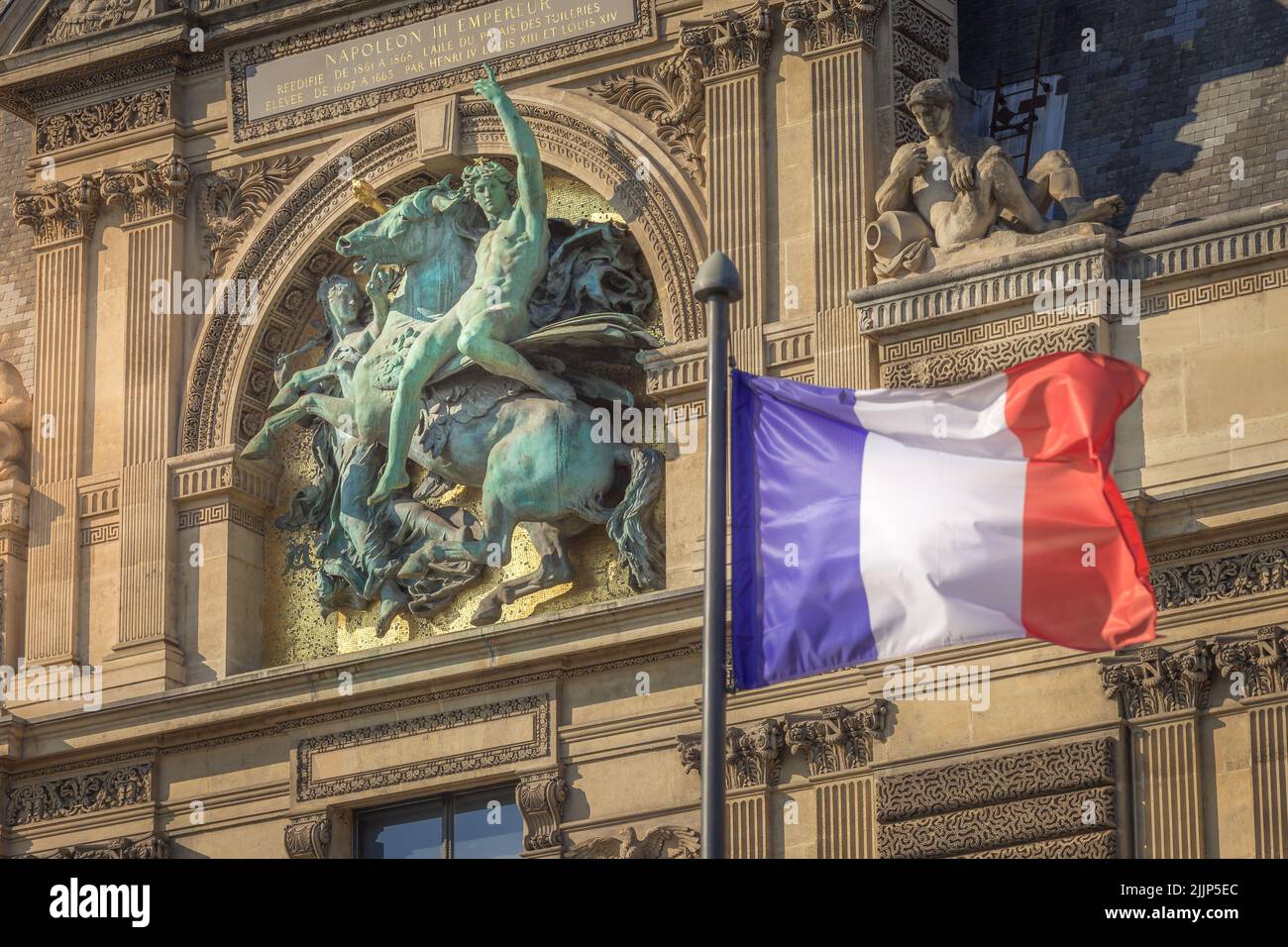 Drapeau français et architecture parisienne à Paris, France Banque D'Images