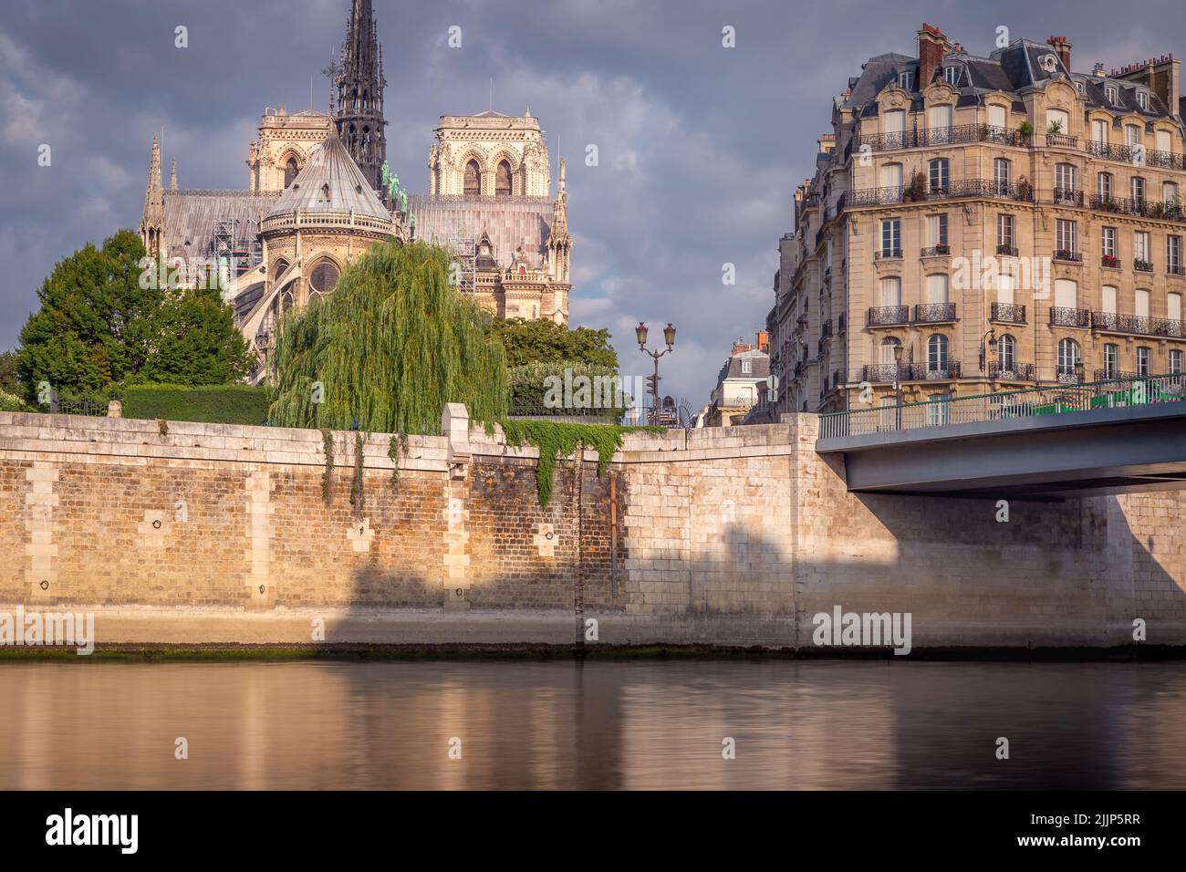 Notre Dame de Paris sur la Seine à un lever de soleil paisible, en France Banque D'Images