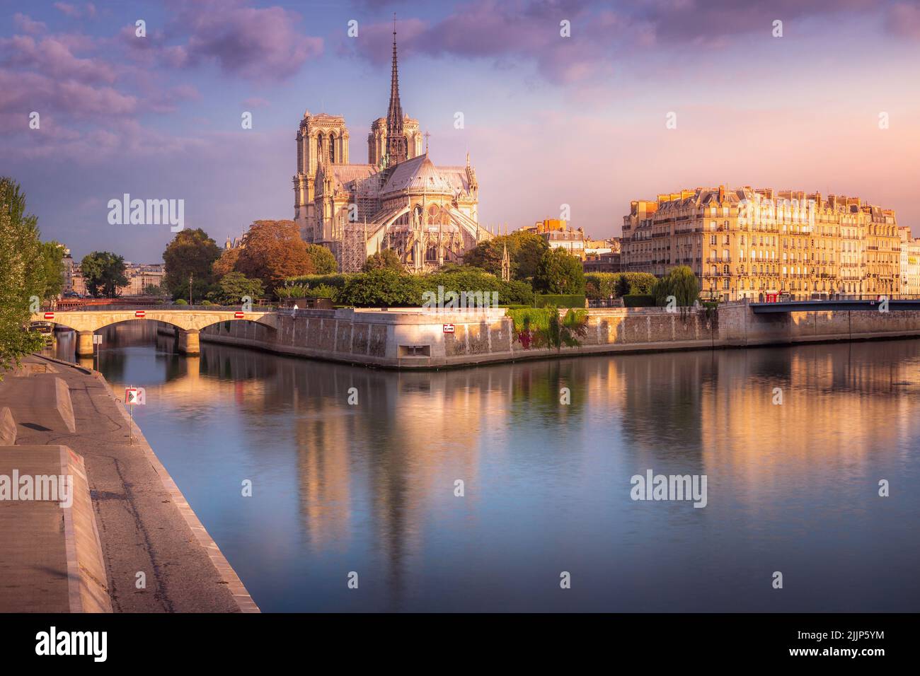 Notre Dame de Paris sur la Seine réflexion au lever du soleil, France Banque D'Images