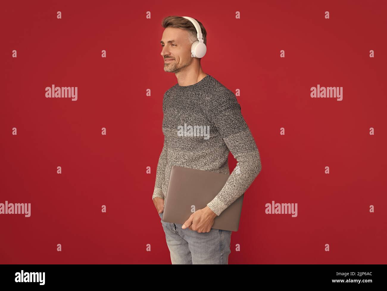 E-éducation même de loin. Un homme heureux dans un casque tient un ordinateur portable. E-éducation et e-école Banque D'Images