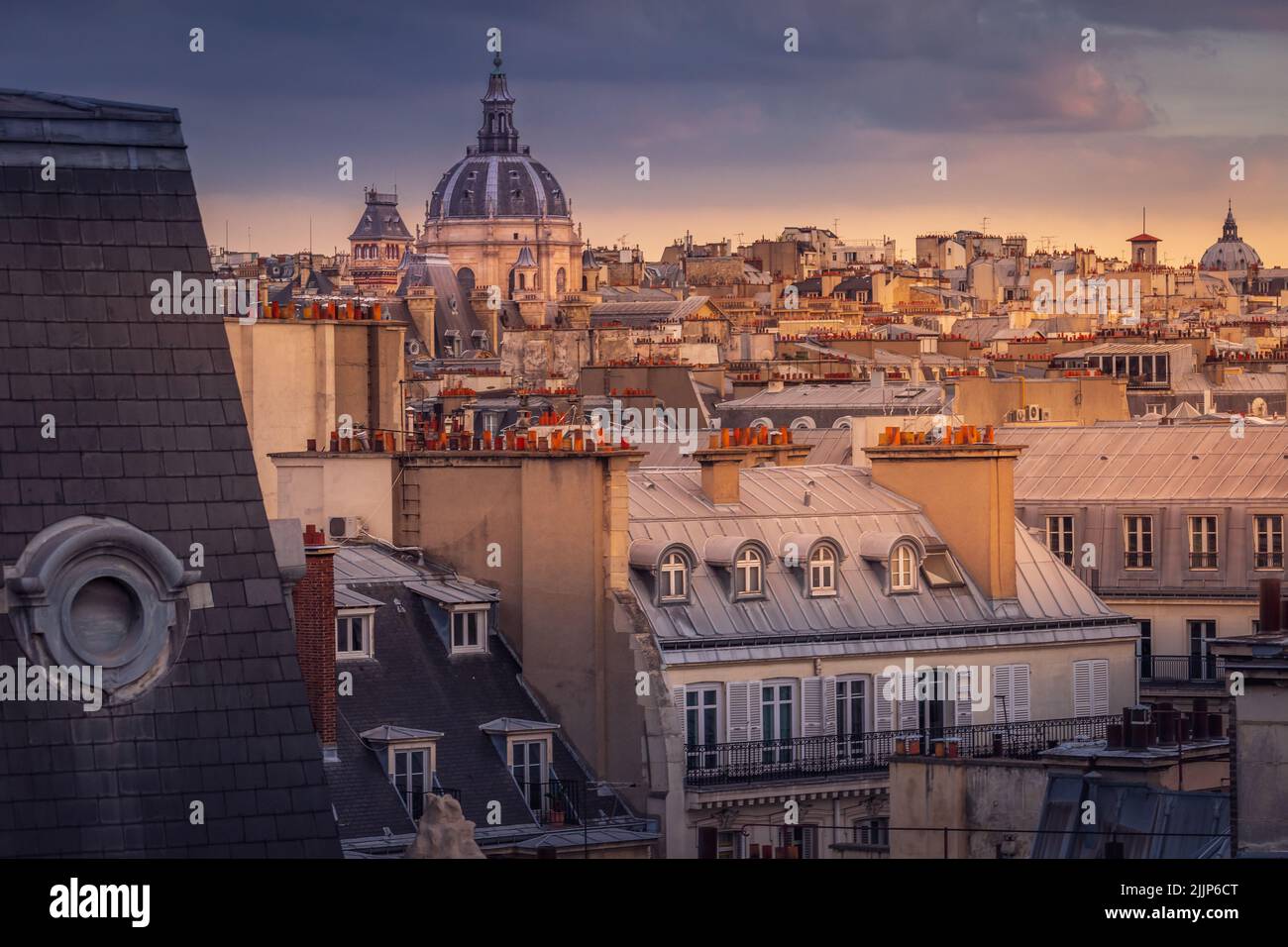 Les toits et les dômes de paris au lever du soleil de Paris, France Banque D'Images