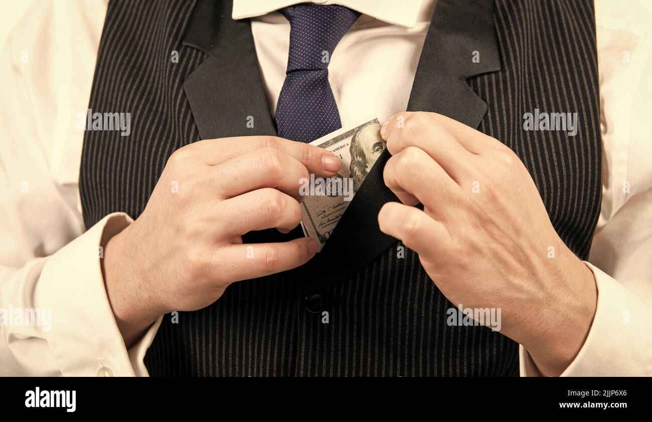 un homme court en attente de cent dollars isolé sur fond blanc, pot-de-vin Banque D'Images