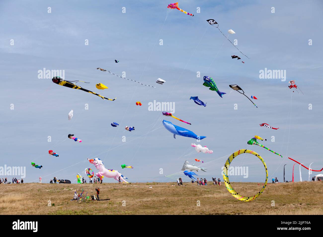 Porspoder, France - 23 juillet 2022 : l'esti'vnt est le festival du vent et du cerf-volant organisé chaque année en face de la presqu'île Saint-Laurent. Banque D'Images