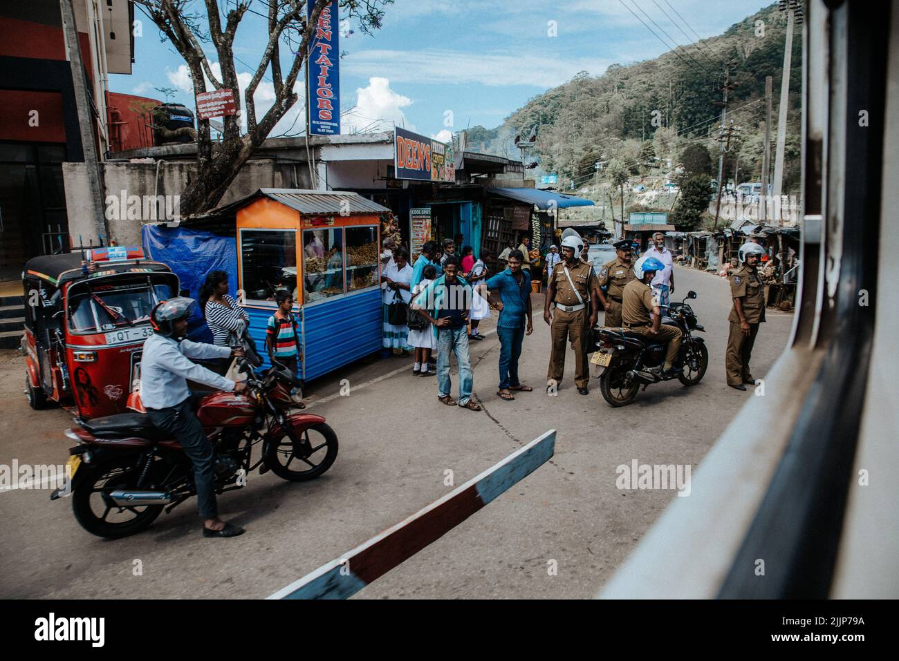 Une barrière, la police sri lankaise contrôle les voitures Banque D'Images