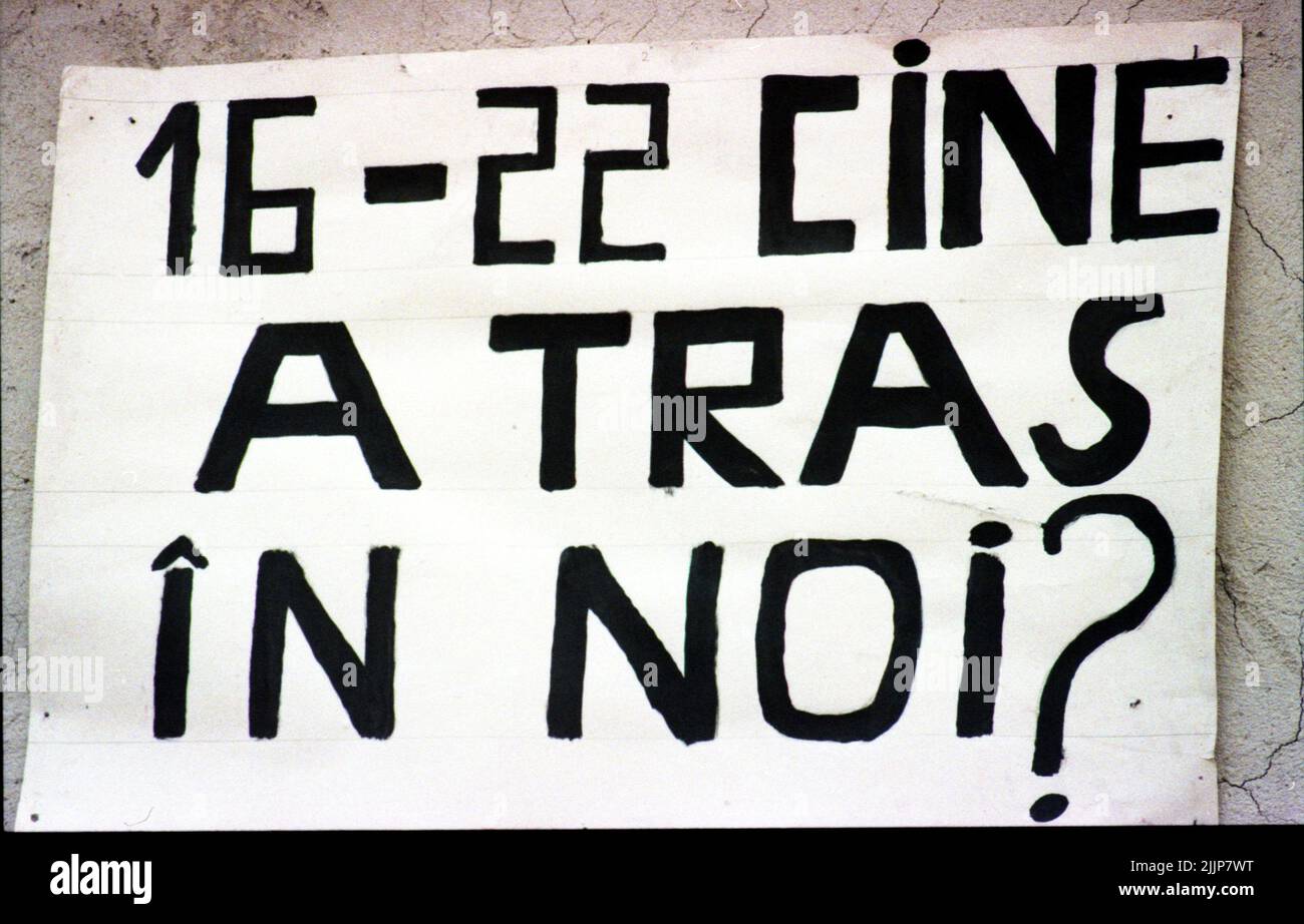 « Qui nous a tiré à 16-22 décembre ? » - Message affiché dans le centre-ville de Bucarest, Roumanie juste après la révolution anticommuniste de décembre 1989. Banque D'Images