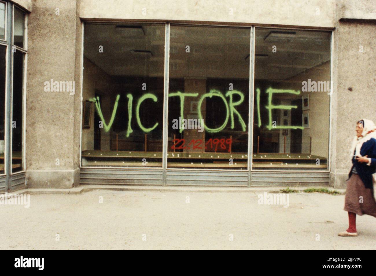 Bucarest, Roumanie, janvier 1990. « Victoire ! 22 décembre 1989'- message peint par pulvérisation dans le centre-ville de Bucarest pendant la révolution anticommuniste. Banque D'Images