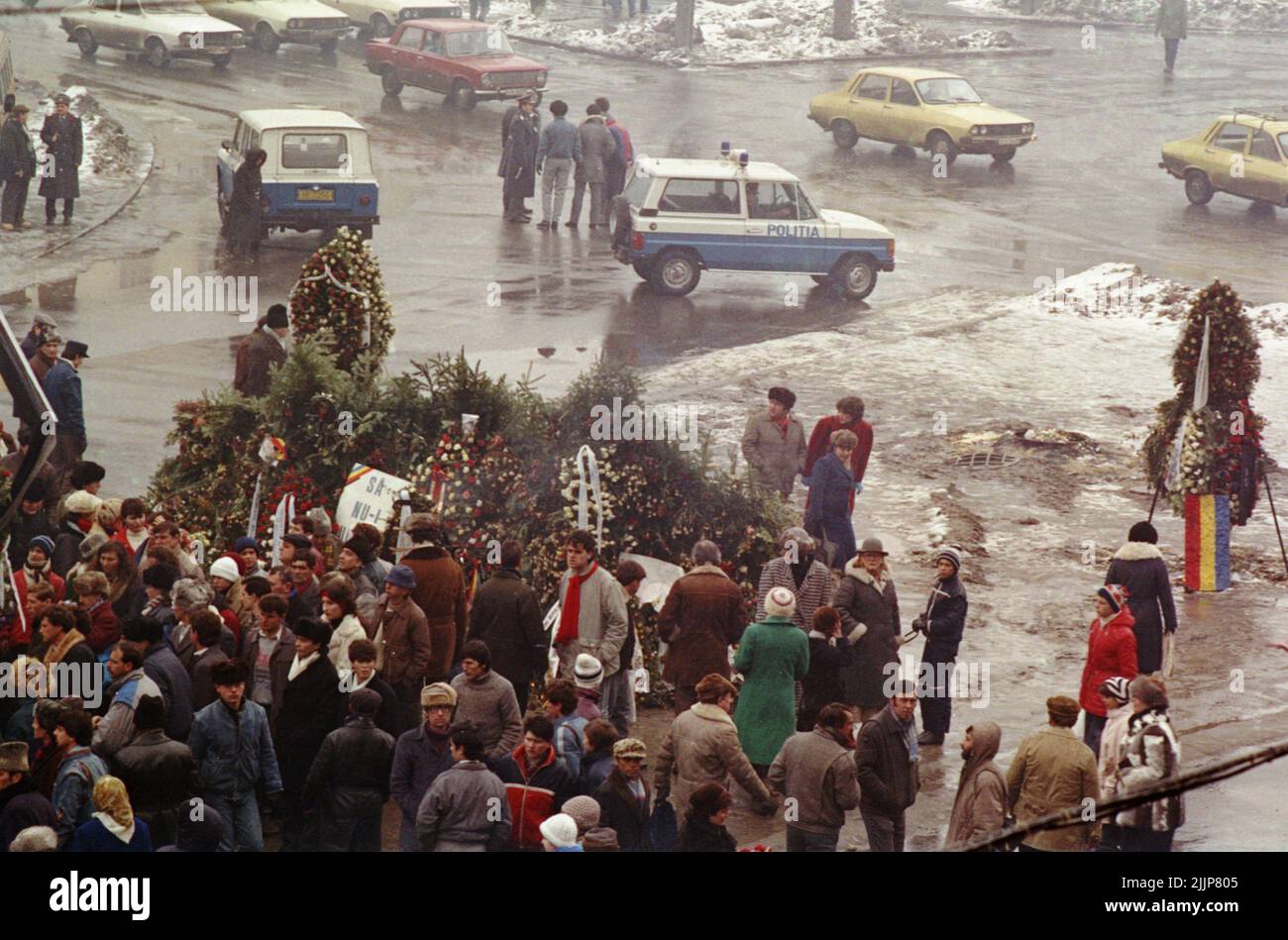 Bucarest, Roumanie, janvier 1990. Mémorial pour les victimes de la révolution anticommuniste roumaine de décembre 1989 sur la place de l'Université, l'un des points clés du soulèvement. Les gens se sont rassemblés tous les jours dans les semaines suivant l'événement, pour déposer des fleurs, allumer des bougies et prier. Banque D'Images