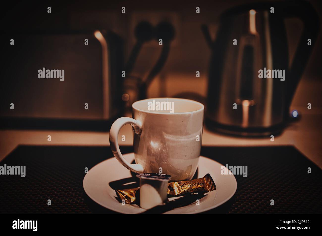 Gros plan d'une tasse blanche utilisée pour préparer le café Banque D'Images