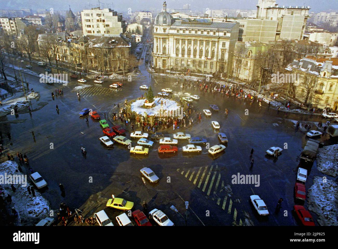 Bucarest, Roumanie, janvier 1990. Mémorial pour les victimes de la révolution anticommuniste roumaine de décembre 1989 au centre de la place Romana, l'un des points clés du soulèvement. Les gens se sont rassemblés tous les jours dans les semaines suivant l'événement, pour déposer des fleurs, allumer des bougies et prier. Banque D'Images