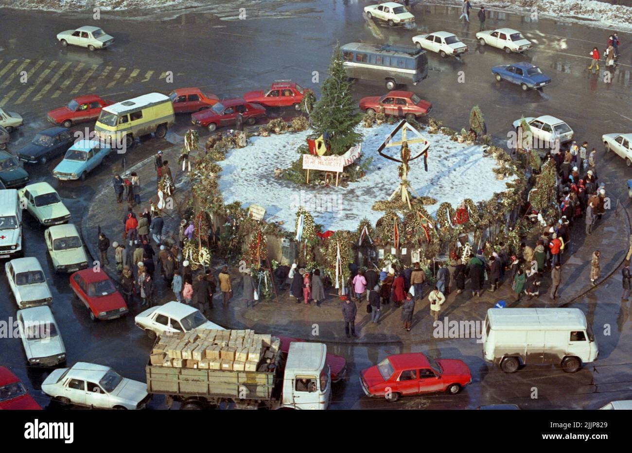 Bucarest, Roumanie, janvier 1990. Mémorial pour les victimes de la révolution anticommuniste roumaine de décembre 1989 au centre de la place Romana, l'un des points clés du soulèvement. Les gens se sont rassemblés tous les jours dans les semaines suivant l'événement, pour déposer des fleurs, allumer des bougies et prier. Banque D'Images