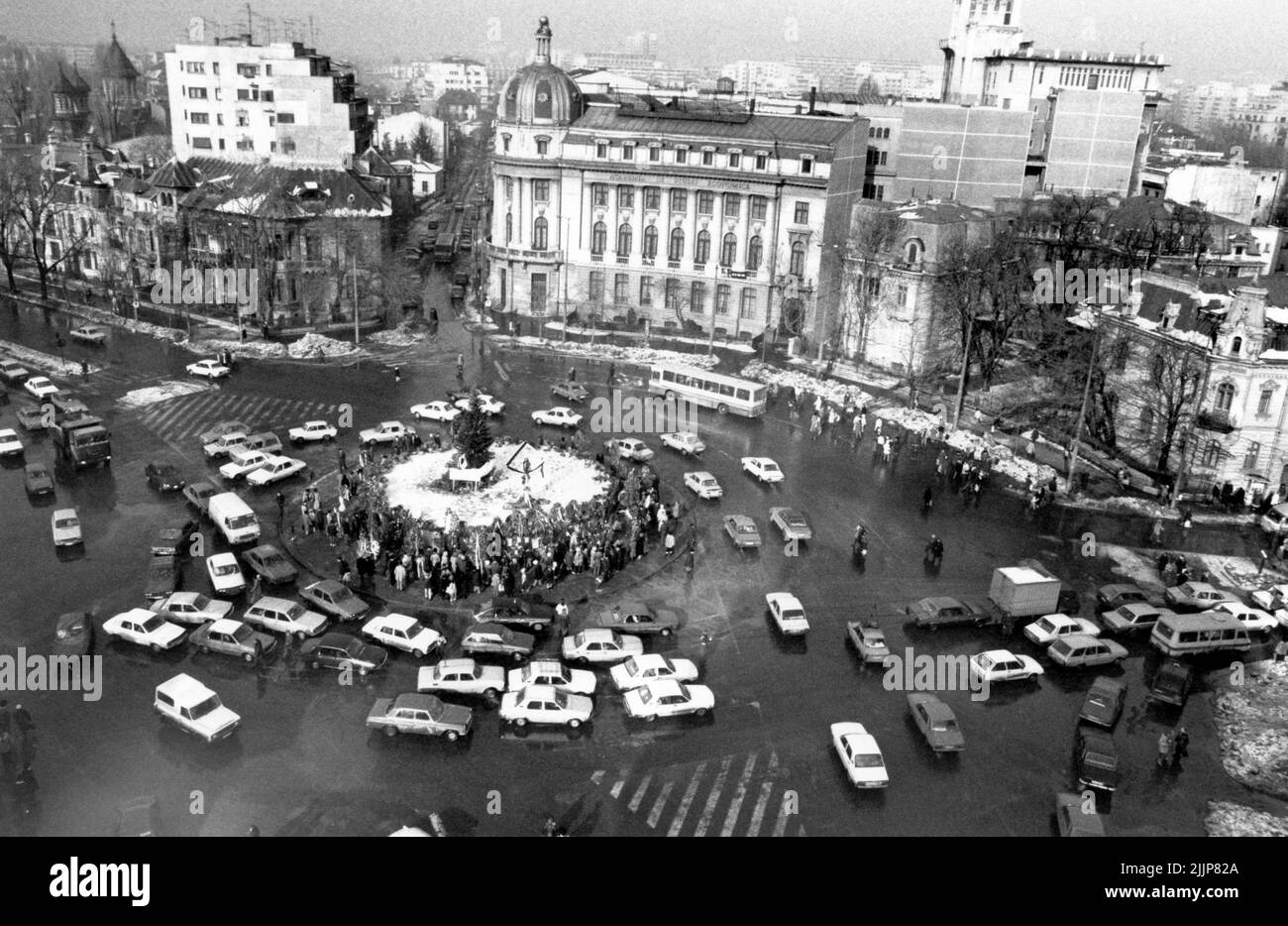 Bucarest, Roumanie, janvier 1990. Mémorial pour les victimes de la révolution anticommuniste roumaine de décembre 1989 au centre de la place Romana, l'un des points clés du soulèvement. Les gens se sont rassemblés tous les jours dans les semaines suivant l'événement, pour déposer des fleurs, allumer des bougies et prier. Banque D'Images