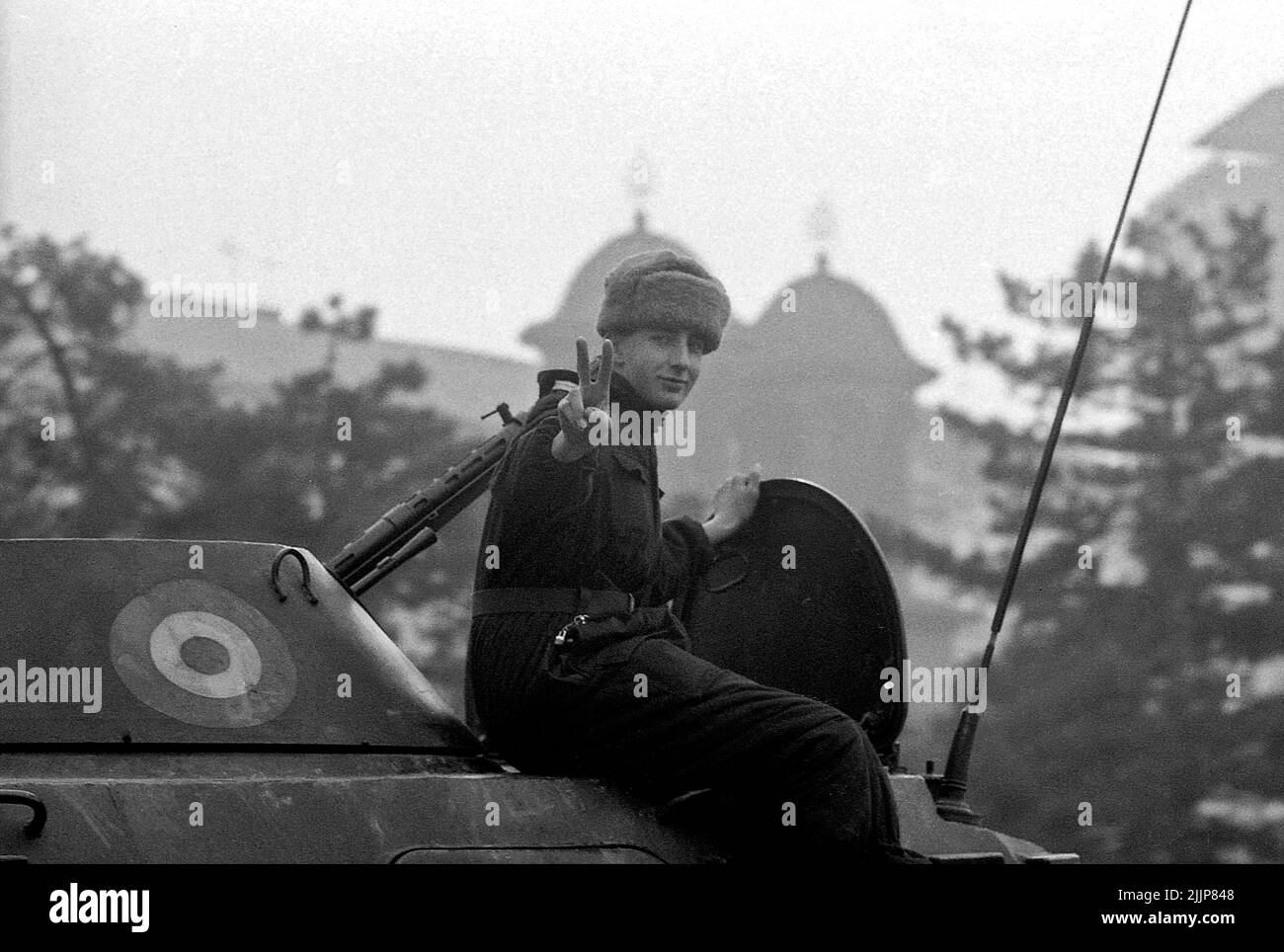 Bucarest, Roumanie, janvier 1990. Armée à Piata Palatului/ Piata Revolutiei quelques jours après la révolution anticommuniste roumaine de décembre 1989. Les soldats faisant le signe de la victoire. Banque D'Images
