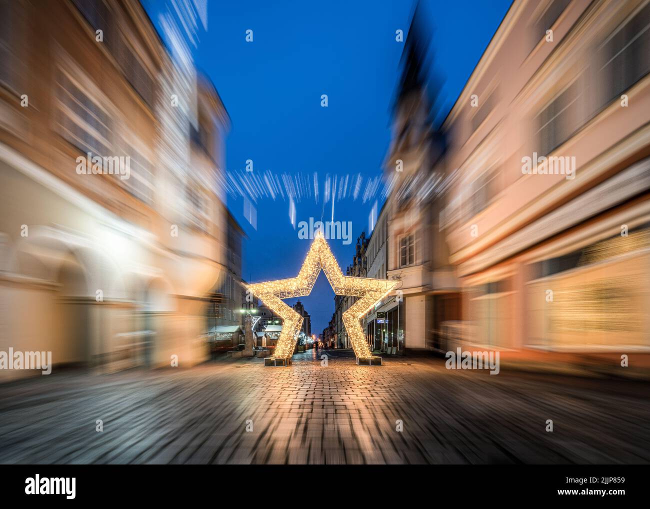 Photo sélective d'une grande étoile illuminée au milieu de la rue à Opole, en Pologne Banque D'Images
