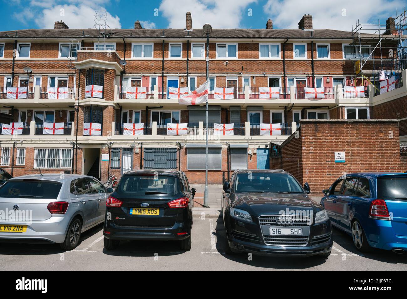 Vue sur les voitures garées et les drapeaux de l'Angleterre dans le domaine de Bermondsey Banque D'Images