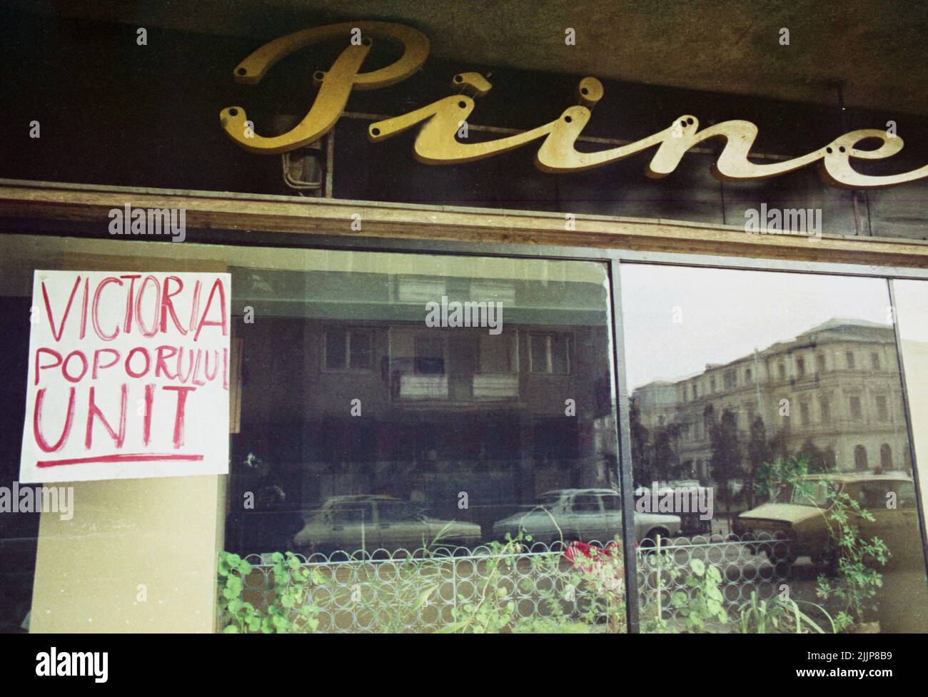 Bucarest, Roumanie, janvier 1990. "La victoire de notre peuple uni" - un signe dans le centre-ville de Bucarest, juste après la révolution anticommuniste. Banque D'Images