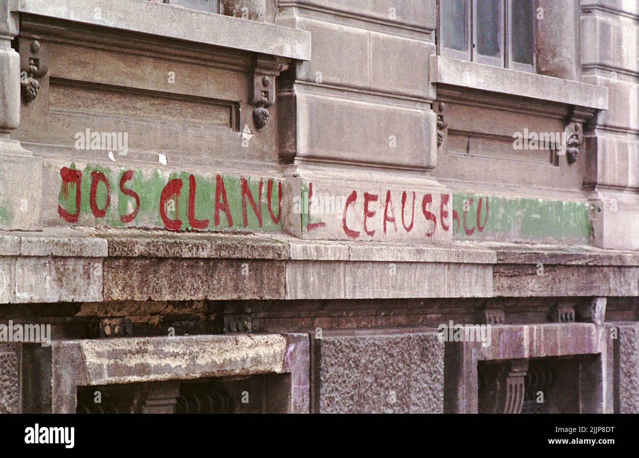 'À la maison avec le clan Ceausescu'- message écrit par des citoyens du centre-ville de Bucarest, Roumanie, pendant la révolution anticommuniste de décembre 1989. Banque D'Images