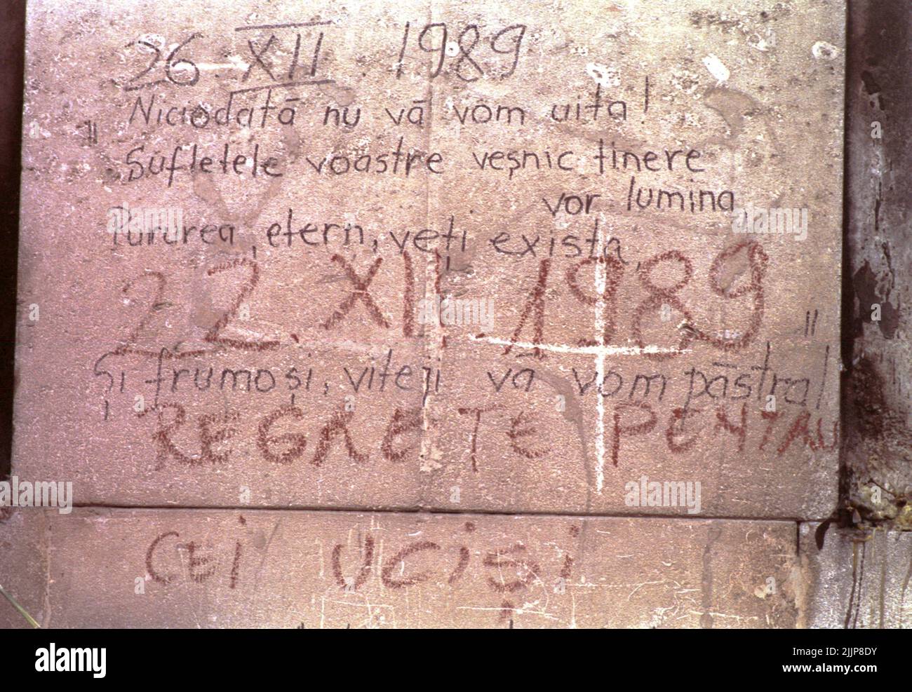 Bucarest, Roumanie, janvier 1990. Messages de tristesse sur le mur d'un bâtiment pour les victimes de la révolution anticommuniste roumaine de décembre 1989: '26 décembre 1989. Vous ne serez jamais oublié. Vos âmes toujours jeunes donneront de la lumière, vous vivrez pour toujours et nous nous souviendrons de vous comme beau et courageux". Banque D'Images