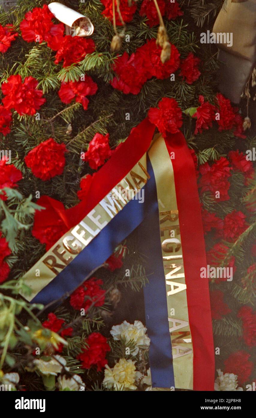 Bucarest, Roumanie, janvier 1989. Quelques jours après la sanglante révolution anticommuniste de décembre 1989, des fleurs sont déposées sur la place de l'université, l'un des points clés du soulèvement. Cet arrangement de fleurs de sympathie a été envoyé par la famille royale roumaine de leur exil. Banque D'Images