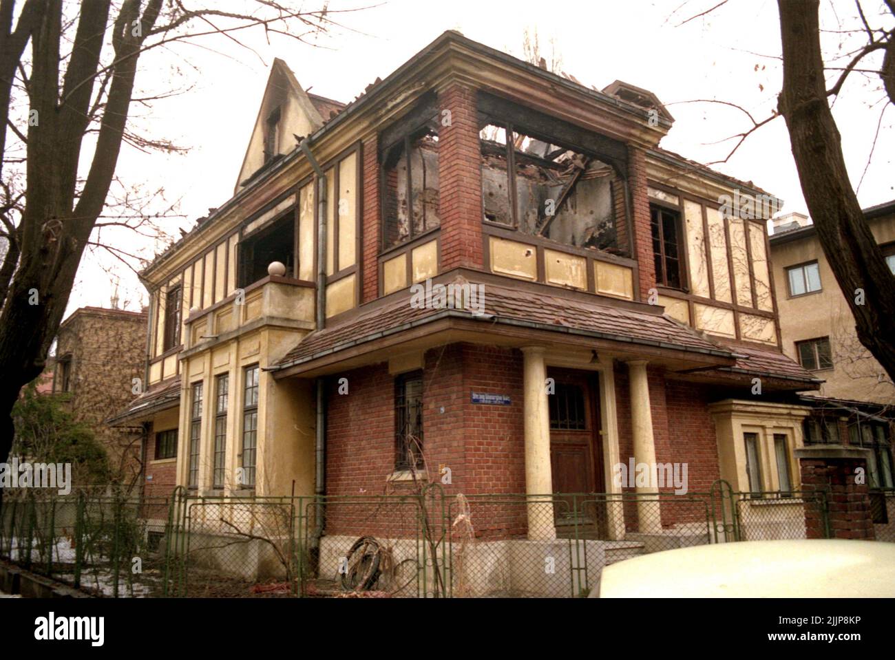 Bucarest, Roumanie, janvier 1990. Immeuble résidentiel de la rue Gheorghe Bals, près du siège de la chaîne de télévision publique roumaine, détérioré par les coups de feu lors de la révolution anticommuniste de décembre 1989. Banque D'Images
