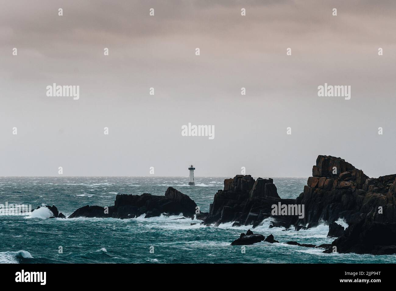 Un beau paysage avec des vagues, des rochers, et un phare dans l'extrême en Normandie, dans le nord de la France Banque D'Images