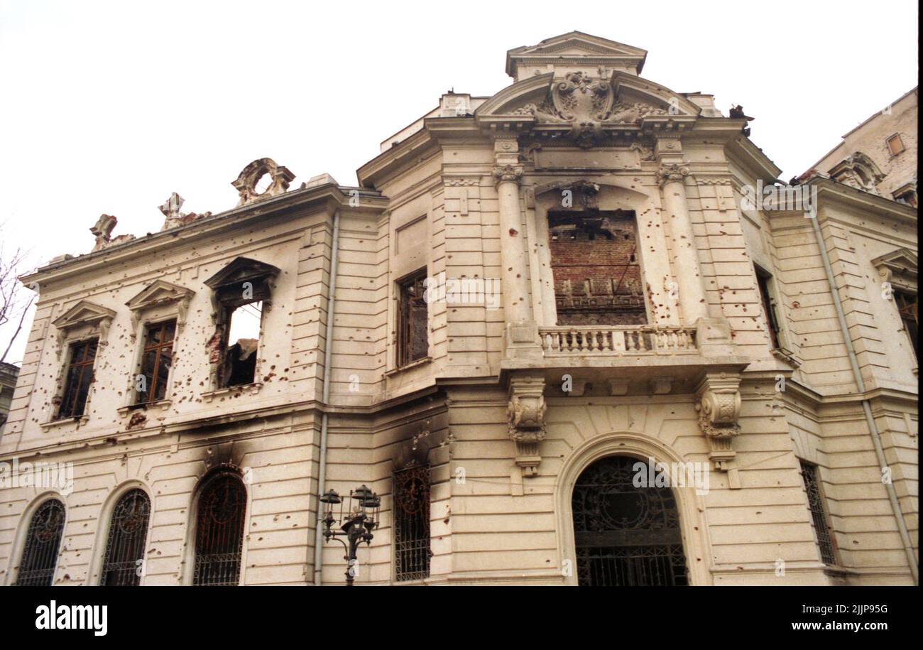 Bucarest, Roumanie, janvier 1990. Bâtiment historique de Piata Palatului/ Piata Revolutiei détruit par les coups de feu lors de la révolution anticommuniste roumaine de décembre 1989. Banque D'Images