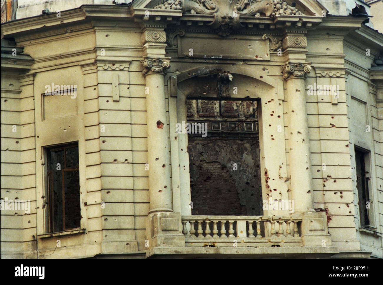 Bucarest, Roumanie, janvier 1990. Bâtiment historique de Piata Palatului/ Piata Revolutiei détruit par les coups de feu lors de la révolution anticommuniste roumaine de décembre 1989. Banque D'Images
